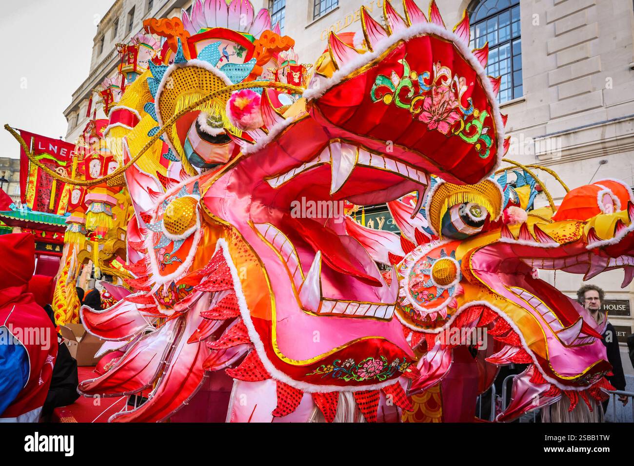 Londres, Royaume-Uni. 02 février 2025. Participants à la parade. Dans le cadre des célébrations du nouvel an chinois, un défilé dynamique se déroule à travers Chinatown et Soho, avec des danseurs de lion et de dragon, des groupes de spectacles costumés et des participants en tenues traditionnelles. Le nouvel an lunaire 2025, est l'année du serpent. Crédit : Imageplotter/Alamy Live News Banque D'Images