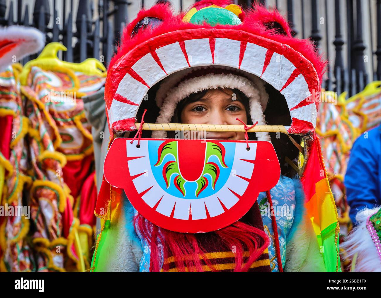 Londres, Royaume-Uni. 02 février 2025. Participants à la parade. Dans le cadre des célébrations du nouvel an chinois, un défilé dynamique se déroule à travers Chinatown et Soho, avec des danseurs de lion et de dragon, des groupes de spectacles costumés et des participants en tenues traditionnelles. Le nouvel an lunaire 2025, est l'année du serpent. Crédit : Imageplotter/Alamy Live News Banque D'Images