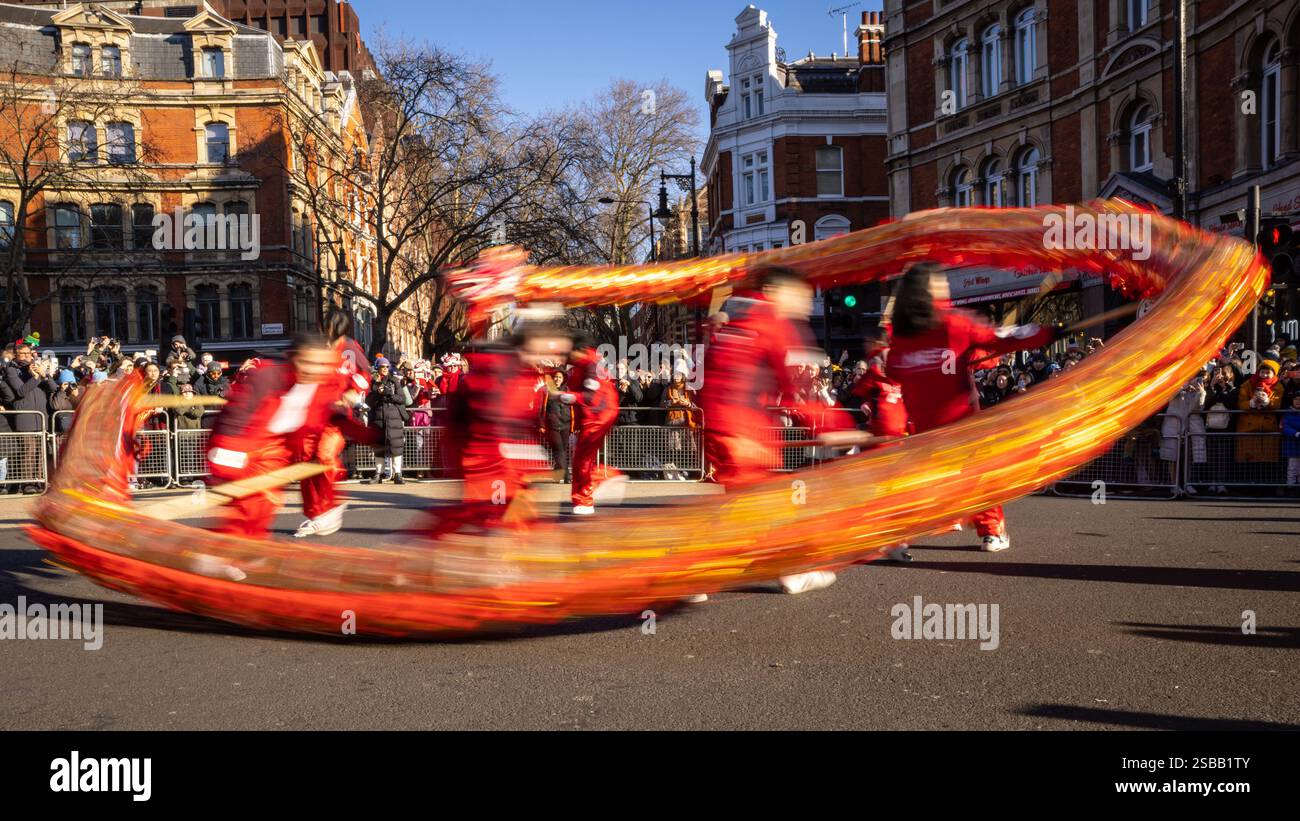 Londres, Royaume-Uni. 02 février 2025. Participants à la parade. Dans le cadre des célébrations du nouvel an chinois, un défilé dynamique se déroule à travers Chinatown et Soho, avec des danseurs de lion et de dragon, des groupes de spectacles costumés et des participants en tenues traditionnelles. Le nouvel an lunaire 2025, est l'année du serpent. Crédit : Imageplotter/Alamy Live News Banque D'Images