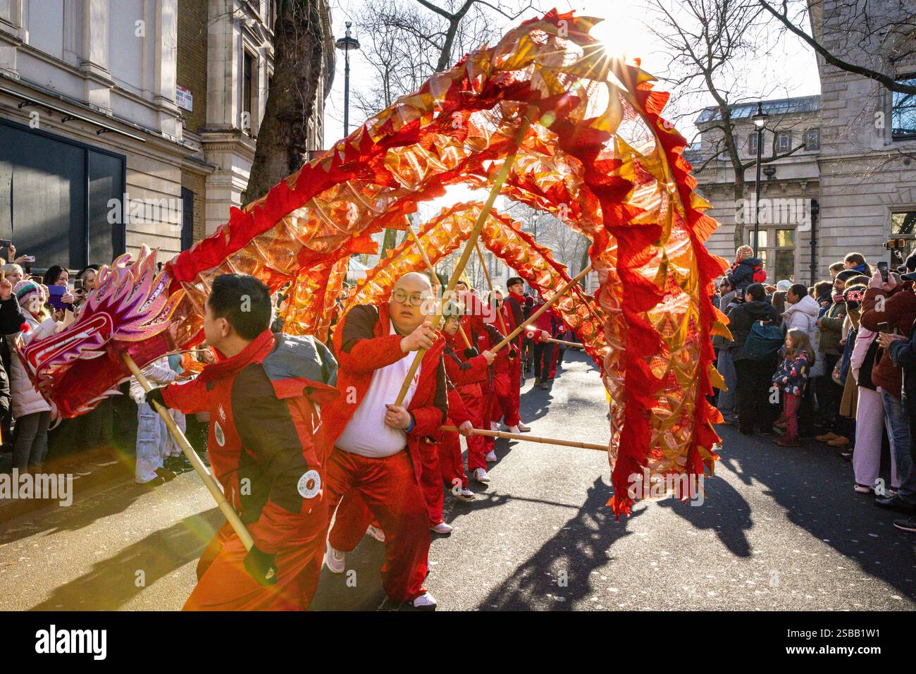 Londres, Royaume-Uni. 02 février 2025. Participants à la parade. Dans le cadre des célébrations du nouvel an chinois, un défilé dynamique se déroule à travers Chinatown et Soho, avec des danseurs de lion et de dragon, des groupes de spectacles costumés et des participants en tenues traditionnelles. Le nouvel an lunaire 2025, est l'année du serpent. Crédit : Imageplotter/Alamy Live News Banque D'Images