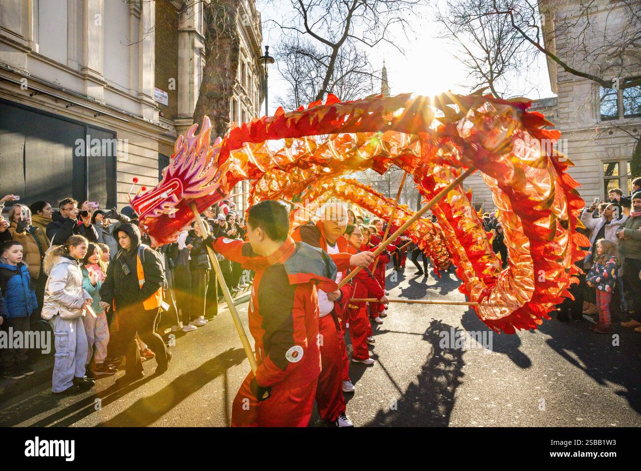 Londres, Royaume-Uni. 02 février 2025. Participants à la parade. Dans le cadre des célébrations du nouvel an chinois, un défilé dynamique se déroule à travers Chinatown et Soho, avec des danseurs de lion et de dragon, des groupes de spectacles costumés et des participants en tenues traditionnelles. Le nouvel an lunaire 2025, est l'année du serpent. Crédit : Imageplotter/Alamy Live News Banque D'Images
