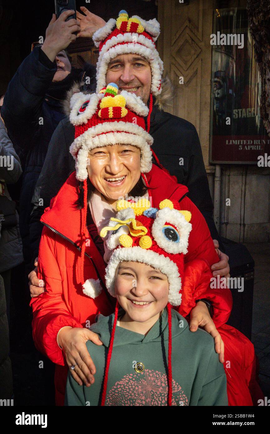 Londres, Royaume-Uni. 02 février 2025. Spectateurs en chapeaux traditionnels. Dans le cadre des célébrations du nouvel an chinois, un défilé dynamique se déroule à travers Chinatown et Soho, avec des danseurs de lion et de dragon, des groupes de spectacles costumés et des participants en tenues traditionnelles. Le nouvel an lunaire 2025, est l'année du serpent. Crédit : Imageplotter/Alamy Live News Banque D'Images