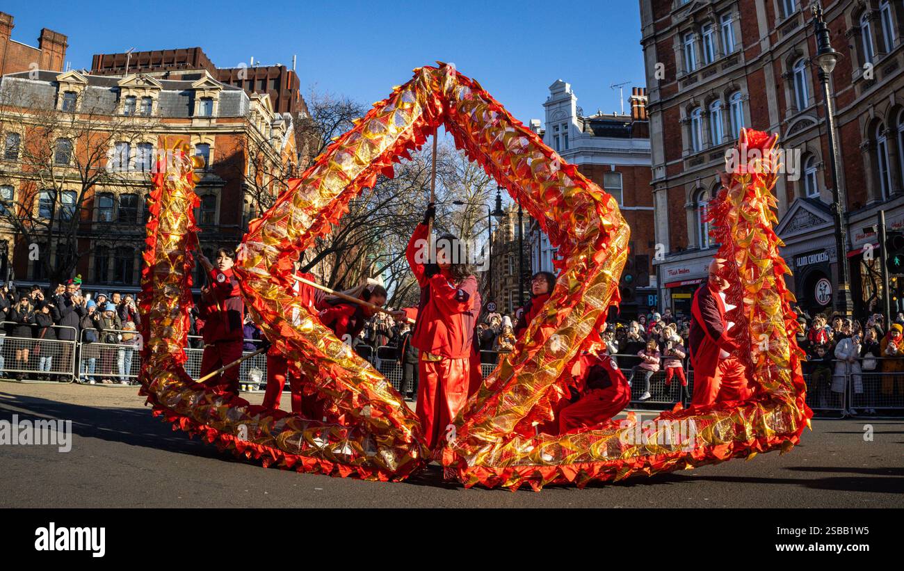 Londres, Royaume-Uni. 02 février 2025. Participants à la parade. Dans le cadre des célébrations du nouvel an chinois, un défilé dynamique se déroule à travers Chinatown et Soho, avec des danseurs de lion et de dragon, des groupes de spectacles costumés et des participants en tenues traditionnelles. Le nouvel an lunaire 2025, est l'année du serpent. Crédit : Imageplotter/Alamy Live News Banque D'Images