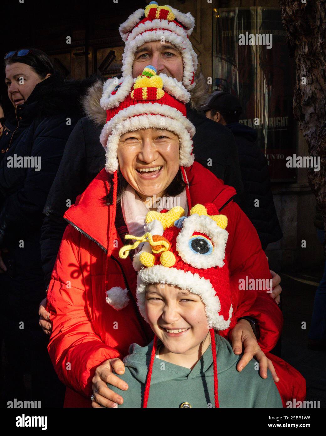 Londres, Royaume-Uni. 02 février 2025. Spectateurs en chapeaux traditionnels. Dans le cadre des célébrations du nouvel an chinois, un défilé dynamique se déroule à travers Chinatown et Soho, avec des danseurs de lion et de dragon, des groupes de spectacles costumés et des participants en tenues traditionnelles. Le nouvel an lunaire 2025, est l'année du serpent. Crédit : Imageplotter/Alamy Live News Banque D'Images