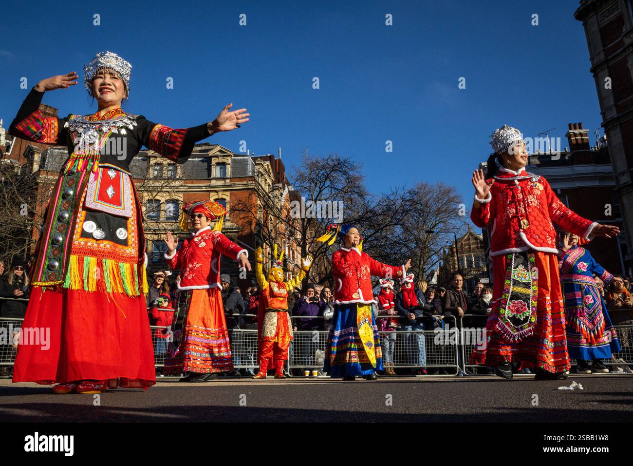Londres, Royaume-Uni. 02 février 2025. Participants à la parade. Dans le cadre des célébrations du nouvel an chinois, un défilé dynamique se déroule à travers Chinatown et Soho, avec des danseurs de lion et de dragon, des groupes de spectacles costumés et des participants en tenues traditionnelles. Le nouvel an lunaire 2025, est l'année du serpent. Crédit : Imageplotter/Alamy Live News Banque D'Images