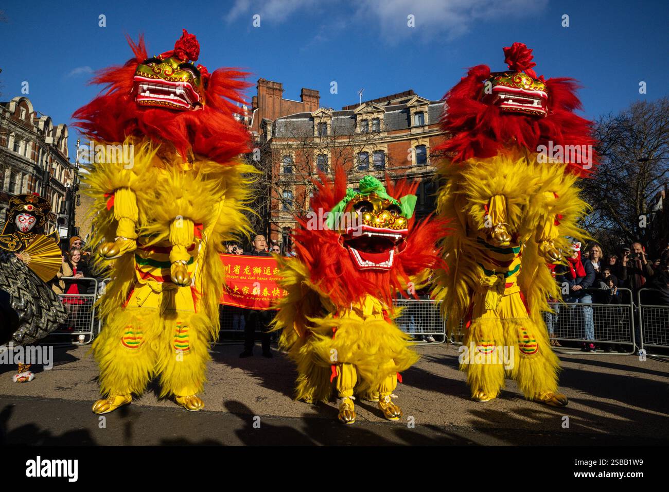 Londres, Royaume-Uni. 02 février 2025. Les danseurs de lion. Participants à la parade. Dans le cadre des célébrations du nouvel an chinois, un défilé dynamique se déroule à travers Chinatown et Soho, avec des danseurs de lion et de dragon, des groupes de spectacles costumés et des participants en tenues traditionnelles. Le nouvel an lunaire 2025, est l'année du serpent. Crédit : Imageplotter/Alamy Live News Banque D'Images