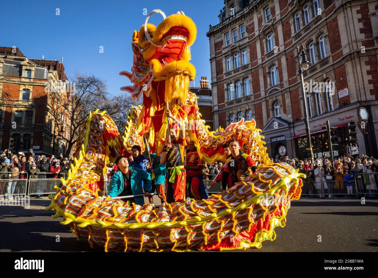 Londres, Royaume-Uni. 02 février 2025. Participants à la parade. Dans le cadre des célébrations du nouvel an chinois, un défilé dynamique se déroule à travers Chinatown et Soho, avec des danseurs de lion et de dragon, des groupes de spectacles costumés et des participants en tenues traditionnelles. Le nouvel an lunaire 2025, est l'année du serpent. Crédit : Imageplotter/Alamy Live News Banque D'Images