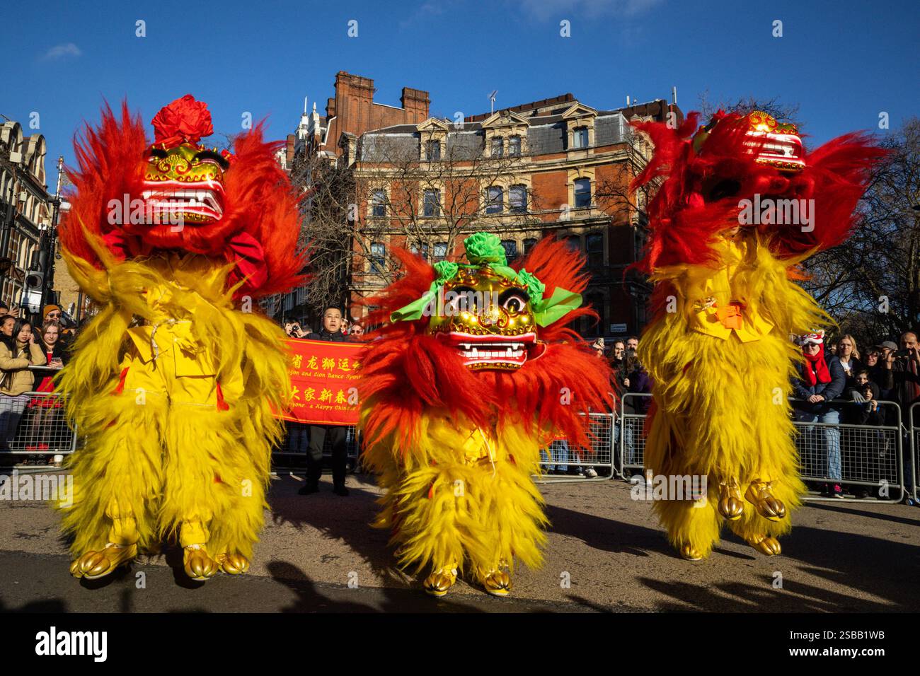 Londres, Royaume-Uni. 02 février 2025. Les danseurs de lion. Participants à la parade. Dans le cadre des célébrations du nouvel an chinois, un défilé dynamique se déroule à travers Chinatown et Soho, avec des danseurs de lion et de dragon, des groupes de spectacles costumés et des participants en tenues traditionnelles. Le nouvel an lunaire 2025, est l'année du serpent. Crédit : Imageplotter/Alamy Live News Banque D'Images