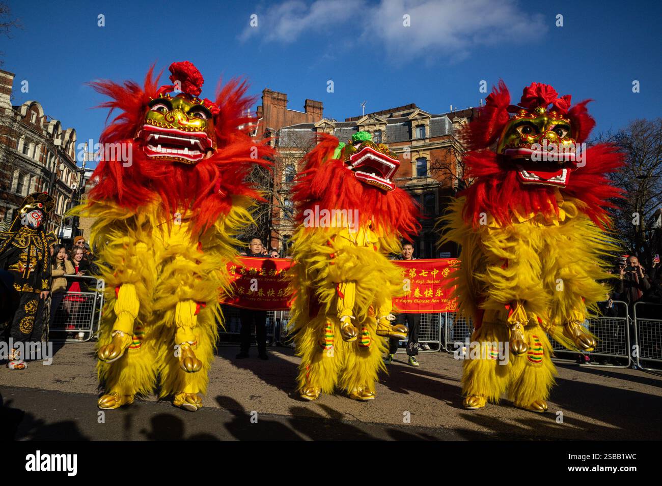 Londres, Royaume-Uni. 02 février 2025. Les danseurs de lion. Participants à la parade. Dans le cadre des célébrations du nouvel an chinois, un défilé dynamique se déroule à travers Chinatown et Soho, avec des danseurs de lion et de dragon, des groupes de spectacles costumés et des participants en tenues traditionnelles. Le nouvel an lunaire 2025, est l'année du serpent. Crédit : Imageplotter/Alamy Live News Banque D'Images