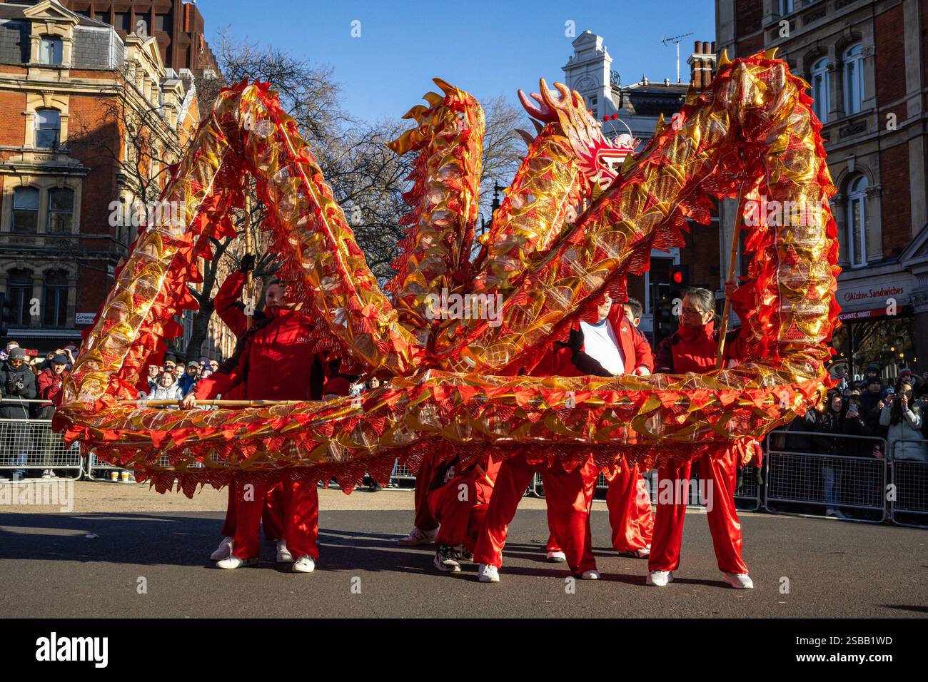 Londres, Royaume-Uni. 02 février 2025. Participants à la parade. Dans le cadre des célébrations du nouvel an chinois, un défilé dynamique se déroule à travers Chinatown et Soho, avec des danseurs de lion et de dragon, des groupes de spectacles costumés et des participants en tenues traditionnelles. Le nouvel an lunaire 2025, est l'année du serpent. Crédit : Imageplotter/Alamy Live News Banque D'Images