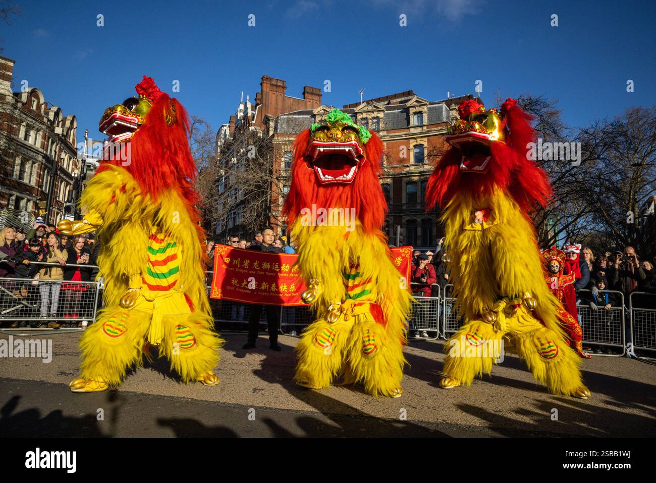 Londres, Royaume-Uni. 02 février 2025. Les danseurs de lion. Participants à la parade. Dans le cadre des célébrations du nouvel an chinois, un défilé dynamique se déroule à travers Chinatown et Soho, avec des danseurs de lion et de dragon, des groupes de spectacles costumés et des participants en tenues traditionnelles. Le nouvel an lunaire 2025, est l'année du serpent. Crédit : Imageplotter/Alamy Live News Banque D'Images