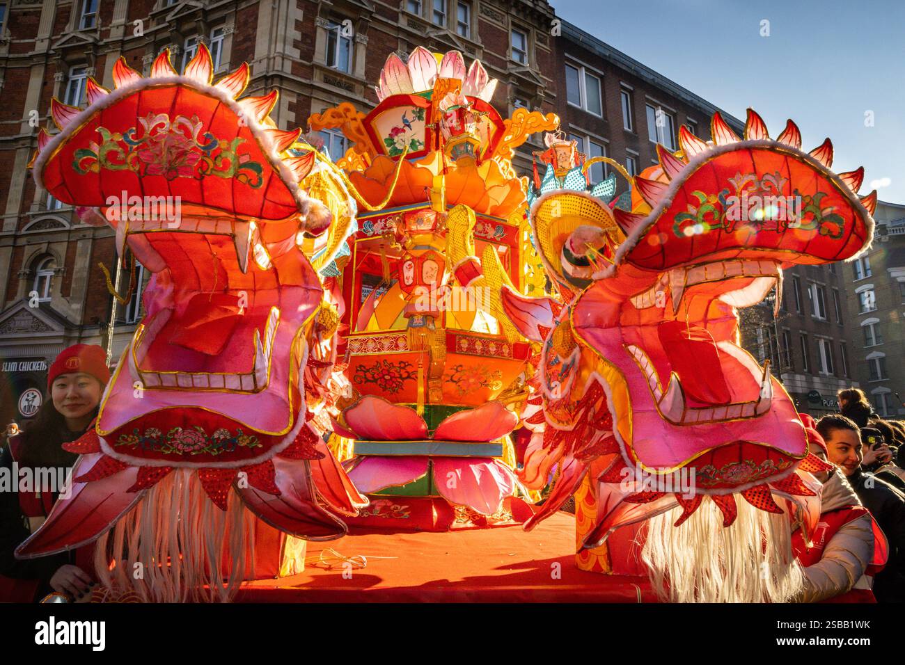 Londres, Royaume-Uni. 02 février 2025. Participants à la parade. Dans le cadre des célébrations du nouvel an chinois, un défilé dynamique se déroule à travers Chinatown et Soho, avec des danseurs de lion et de dragon, des groupes de spectacles costumés et des participants en tenues traditionnelles. Le nouvel an lunaire 2025, est l'année du serpent. Crédit : Imageplotter/Alamy Live News Banque D'Images