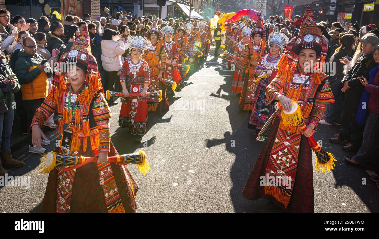 Londres, Royaume-Uni. 02 février 2025. Participants à la parade. Dans le cadre des célébrations du nouvel an chinois, un défilé dynamique se déroule à travers Chinatown et Soho, avec des danseurs de lion et de dragon, des groupes de spectacles costumés et des participants en tenues traditionnelles. Le nouvel an lunaire 2025, est l'année du serpent. Crédit : Imageplotter/Alamy Live News Banque D'Images