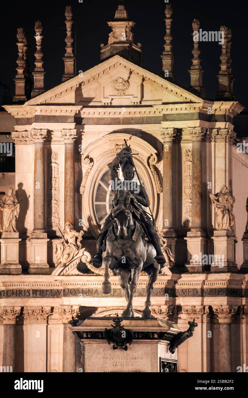 La statue équestre d'Emanuele Filiberto au milieu de la place San Carlo. Banque D'Images