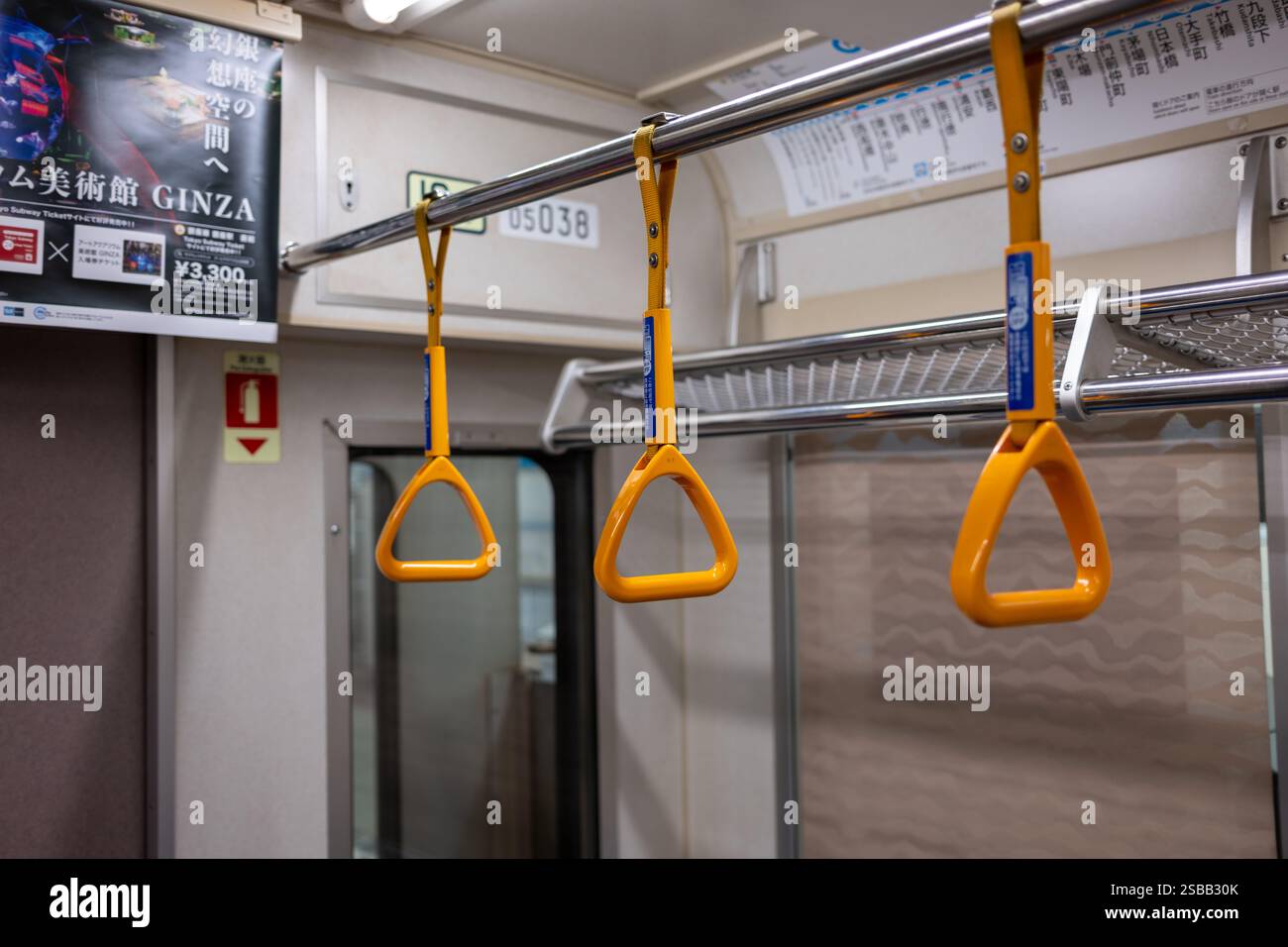 Sangles suspendues sur le train de métro de Tokyo à Tokyo au Japon Banque D'Images