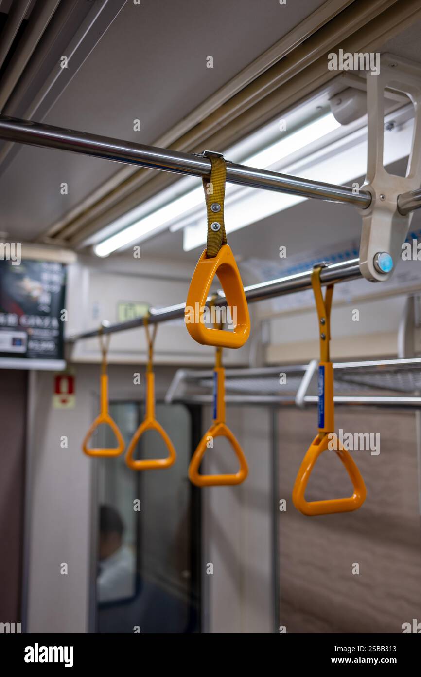 Sangles suspendues sur le train de métro de Tokyo à Tokyo au Japon Banque D'Images