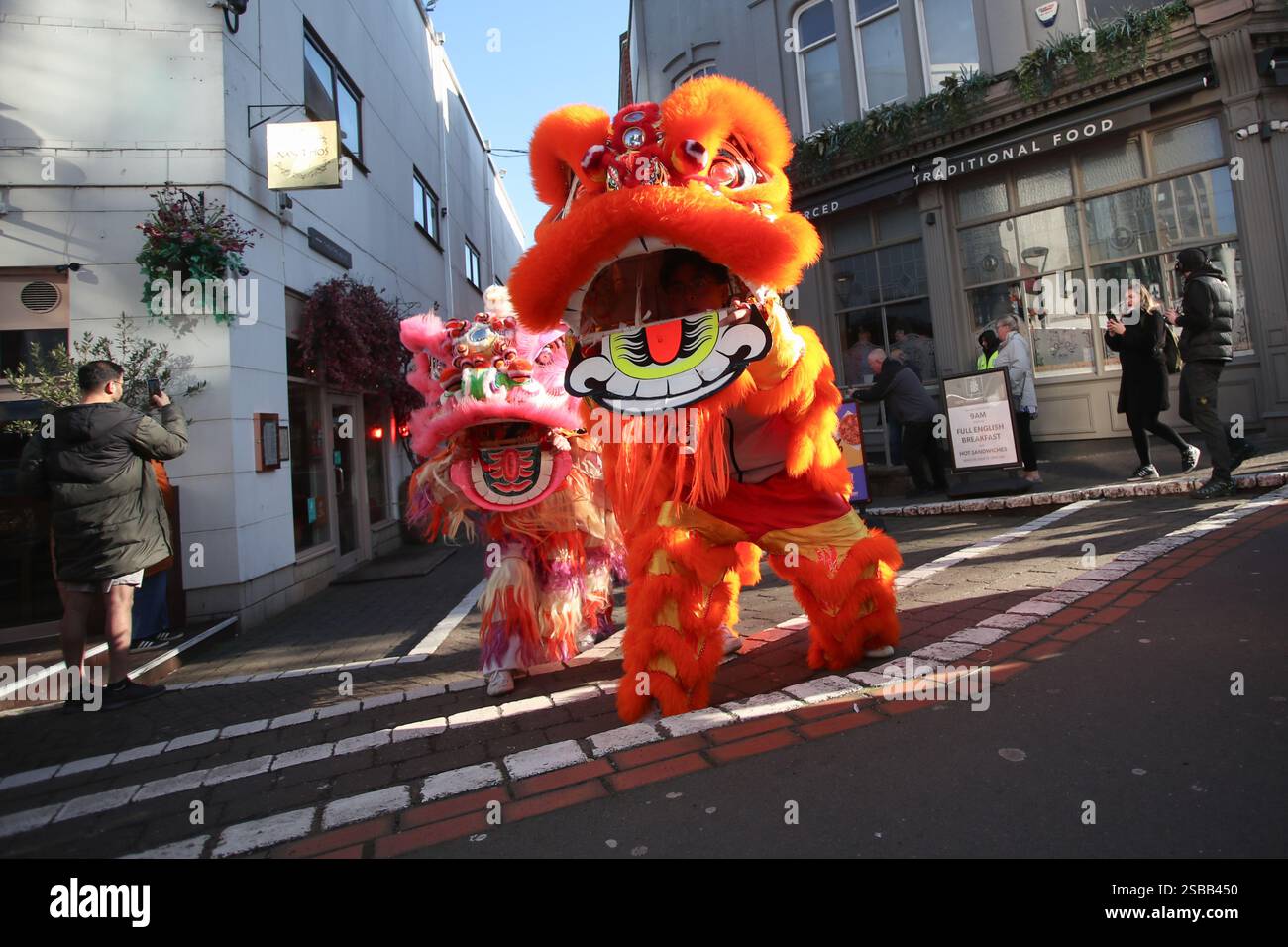Birmingham, Royaume-Uni. 2 février 2025. La communauté chinoise de Birmingham célèbre le nouvel an de façon traditionnelle avec une danse du lion dans le quartier chinois de la ville. Crédit : Peter Lopeman/Alamy Live News Banque D'Images