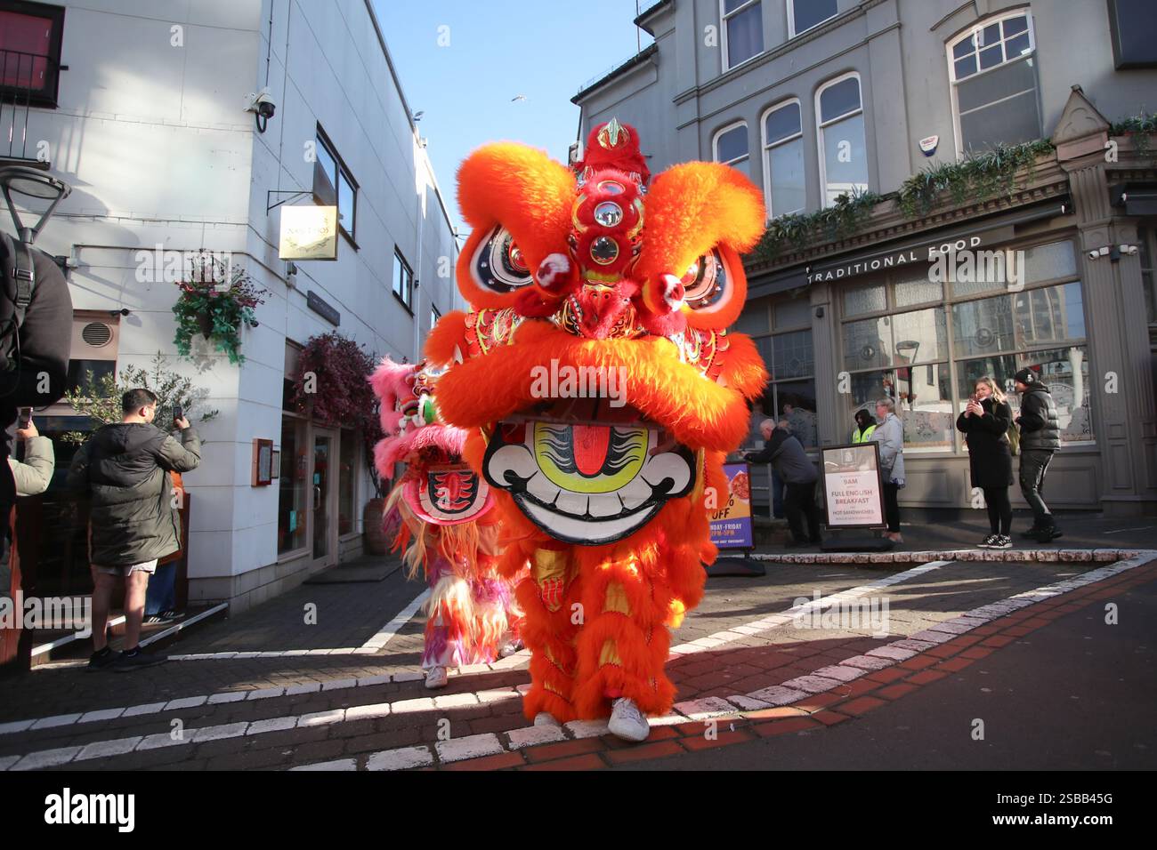 Birmingham, Royaume-Uni. 2 février 2025. La communauté chinoise de Birmingham célèbre le nouvel an de façon traditionnelle avec une danse du lion dans le quartier chinois de la ville. Crédit : Peter Lopeman/Alamy Live News Banque D'Images