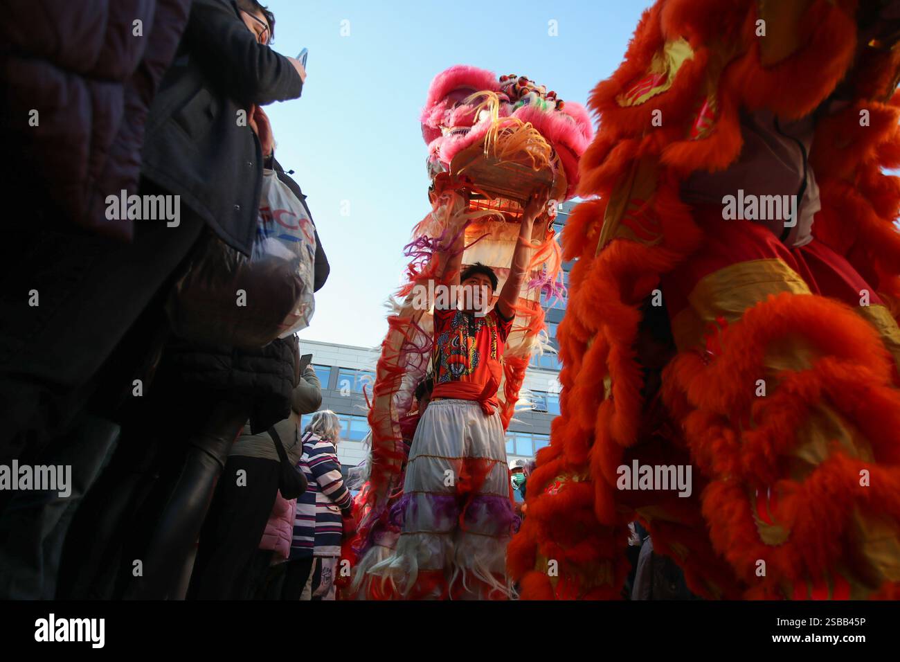 Birmingham, Royaume-Uni. 2 février 2025. La communauté chinoise de Birmingham célèbre le nouvel an de façon traditionnelle avec une danse du lion dans le quartier chinois de la ville. Crédit : Peter Lopeman/Alamy Live News Banque D'Images
