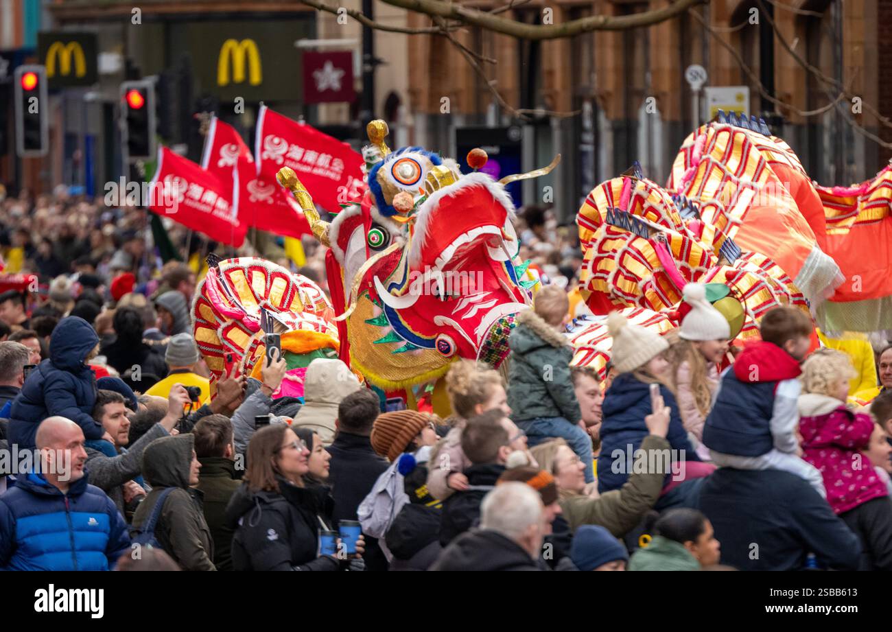 Parade du nouvel an chinois 2025 Manchester. Le défilé du nouvel an chinois 2025 à Manchester est une célébration vibrante de la culture, marquant l'année du serpent. Avec la population chinoise importante du Grand Manchester d'environ 25 000. Le défilé annuel quitta la mairie à midi et déboucha sur la place Saint-Pierre avec le traditionnel lion et le dragon. La destination finale était China Town dans le centre-ville. Photo : Garyroberts/worldwidefeatures.com crédit : GaryRobertsphotography/Alamy Live News Banque D'Images