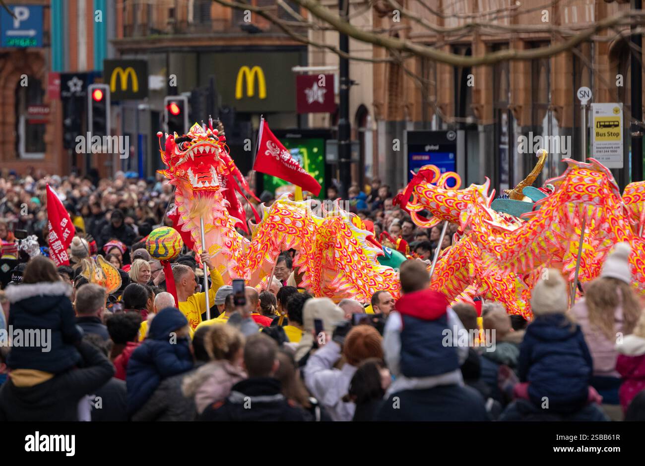 Parade du nouvel an chinois 2025 Manchester. Le défilé du nouvel an chinois 2025 à Manchester est une célébration vibrante de la culture, marquant l'année du serpent. Avec la population chinoise importante du Grand Manchester d'environ 25 000. Le défilé annuel quitta la mairie à midi et déboucha sur la place Saint-Pierre avec le traditionnel lion et le dragon. La destination finale était China Town dans le centre-ville. Photo : Garyroberts/worldwidefeatures.com crédit : GaryRobertsphotography/Alamy Live News Banque D'Images