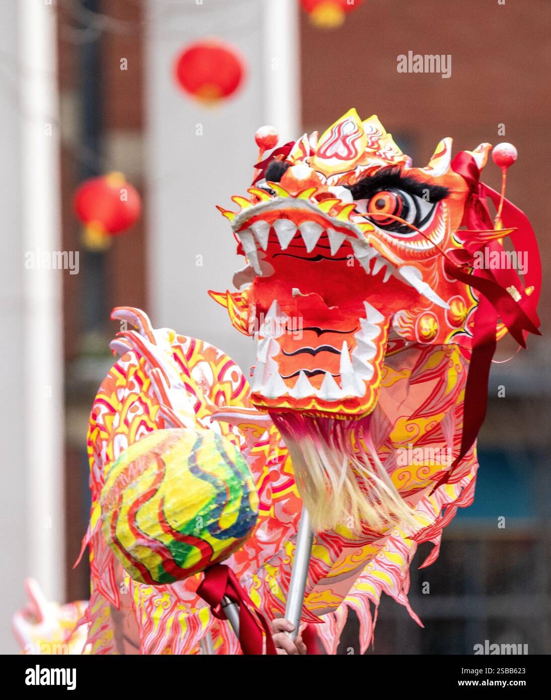 Parade du nouvel an chinois 2025 Manchester. Le défilé du nouvel an chinois 2025 à Manchester est une célébration vibrante de la culture, marquant l'année du serpent. Avec la population chinoise importante du Grand Manchester d'environ 25 000. Le défilé annuel quitta la mairie à midi et déboucha sur la place Saint-Pierre avec le traditionnel lion et le dragon. La destination finale était China Town dans le centre-ville. Photo : Garyroberts/worldwidefeatures.com crédit : GaryRobertsphotography/Alamy Live News Banque D'Images