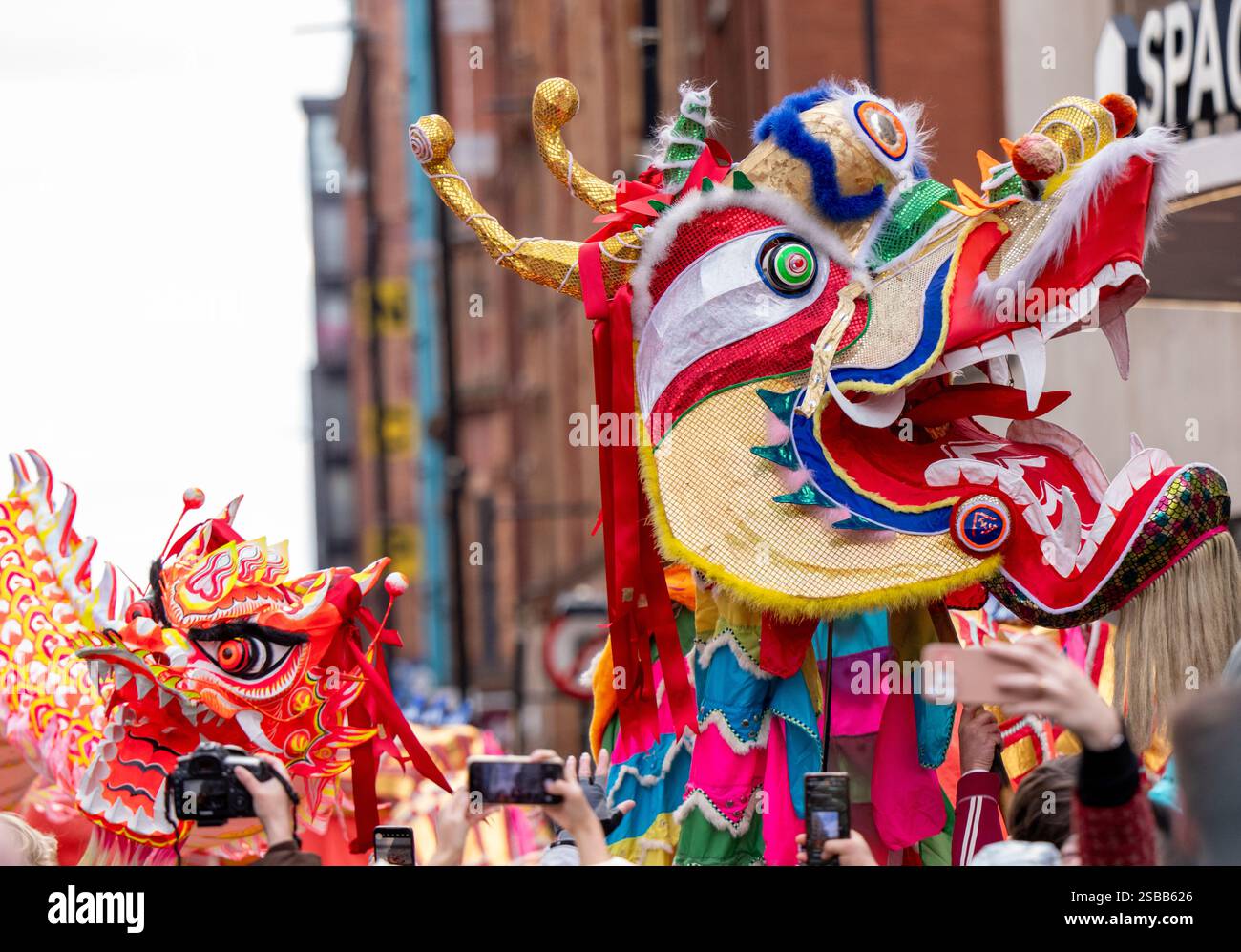 Parade du nouvel an chinois 2025 Manchester. Le défilé du nouvel an chinois 2025 à Manchester est une célébration vibrante de la culture, marquant l'année du serpent. Avec la population chinoise importante du Grand Manchester d'environ 25 000. Le défilé annuel quitta la mairie à midi et déboucha sur la place Saint-Pierre avec le traditionnel lion et le dragon. La destination finale était China Town dans le centre-ville. Photo : Garyroberts/worldwidefeatures.com crédit : GaryRobertsphotography/Alamy Live News Banque D'Images