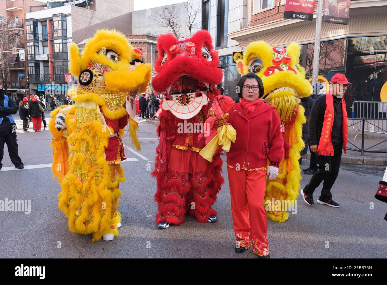 Plusieurs personnes pendant le nouvel an chinois de l'année du défilé Serpiente dans le quartier UserA, le 2 février 2025 à Madrid 2024 espagne Banque D'Images