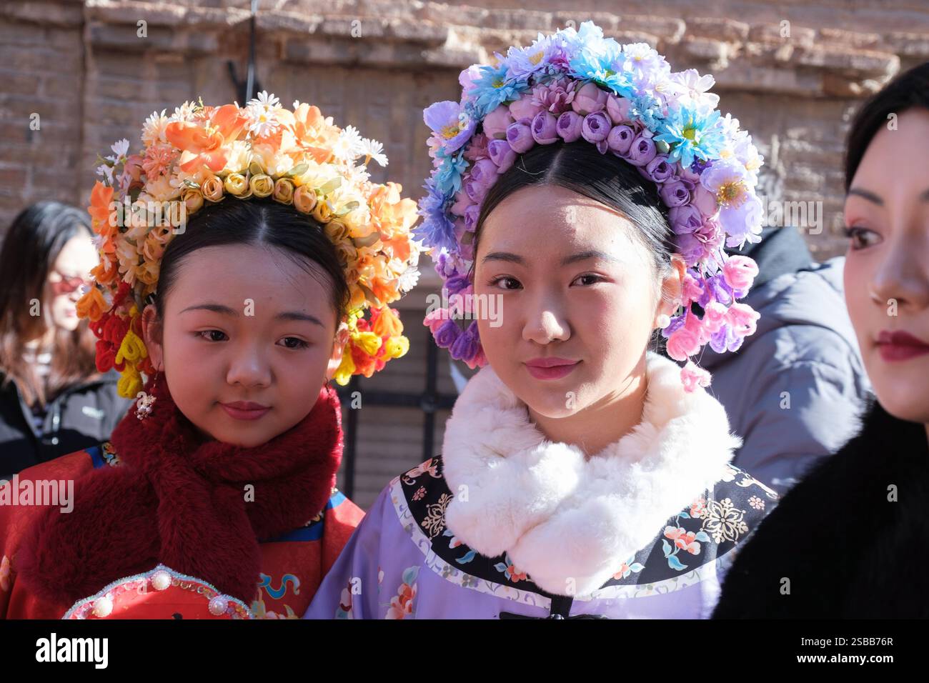 Plusieurs personnes pendant le nouvel an chinois de l'année du défilé Serpiente dans le quartier UserA, le 2 février 2025 à Madrid 2024 espagne Banque D'Images