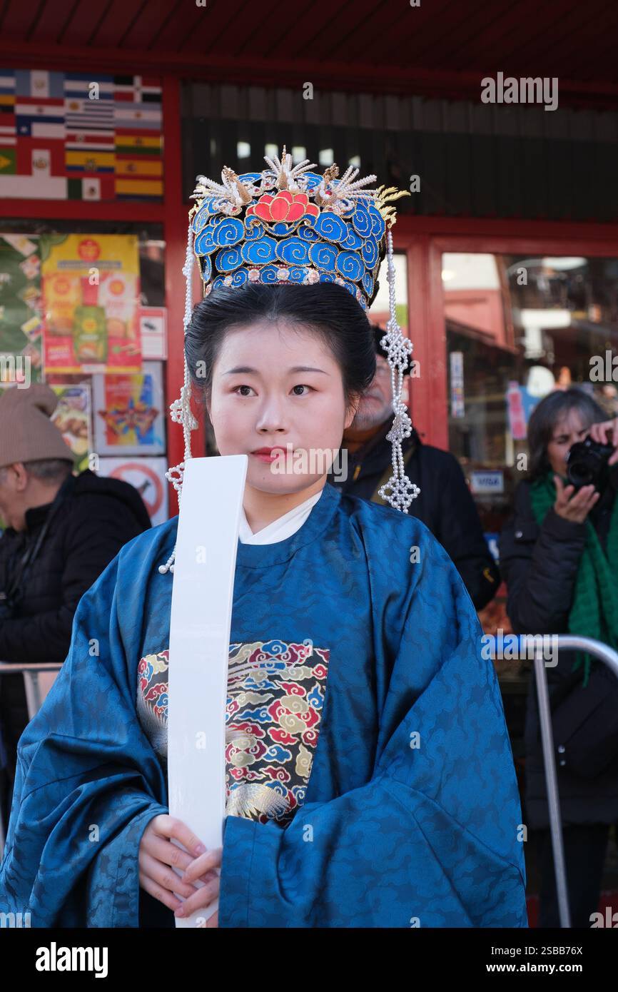 Plusieurs personnes pendant le nouvel an chinois de l'année du défilé Serpiente dans le quartier UserA, le 2 février 2025 à Madrid 2024 espagne Banque D'Images