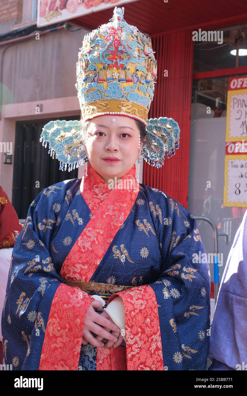 Plusieurs personnes pendant le nouvel an chinois de l'année du défilé Serpiente dans le quartier UserA, le 2 février 2025 à Madrid 2024 espagne Banque D'Images