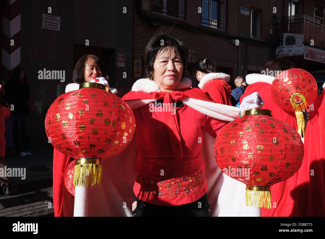 Plusieurs personnes pendant le nouvel an chinois de l'année du défilé Serpiente dans le quartier UserA, le 2 février 2025 à Madrid 2024 espagne Banque D'Images