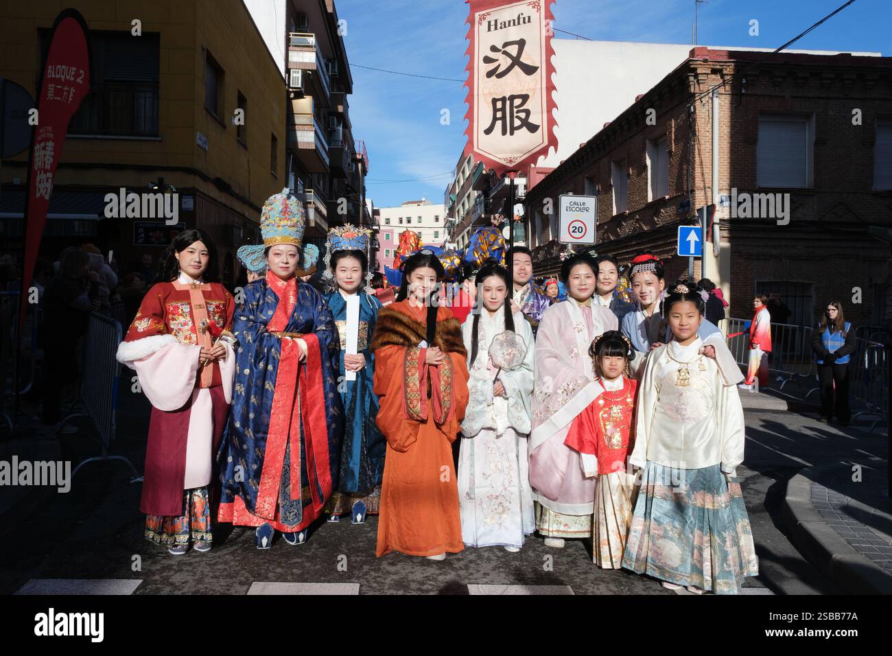 Plusieurs personnes pendant le nouvel an chinois de l'année du défilé Serpiente dans le quartier UserA, le 2 février 2025 à Madrid 2024 espagne Banque D'Images