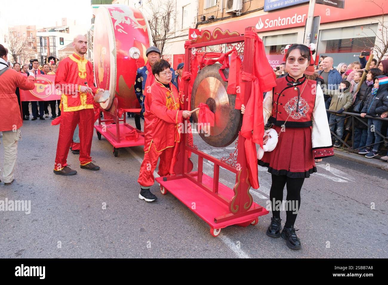 Plusieurs personnes pendant le nouvel an chinois de l'année du défilé Serpiente dans le quartier UserA, le 2 février 2025 à Madrid 2024 espagne Banque D'Images