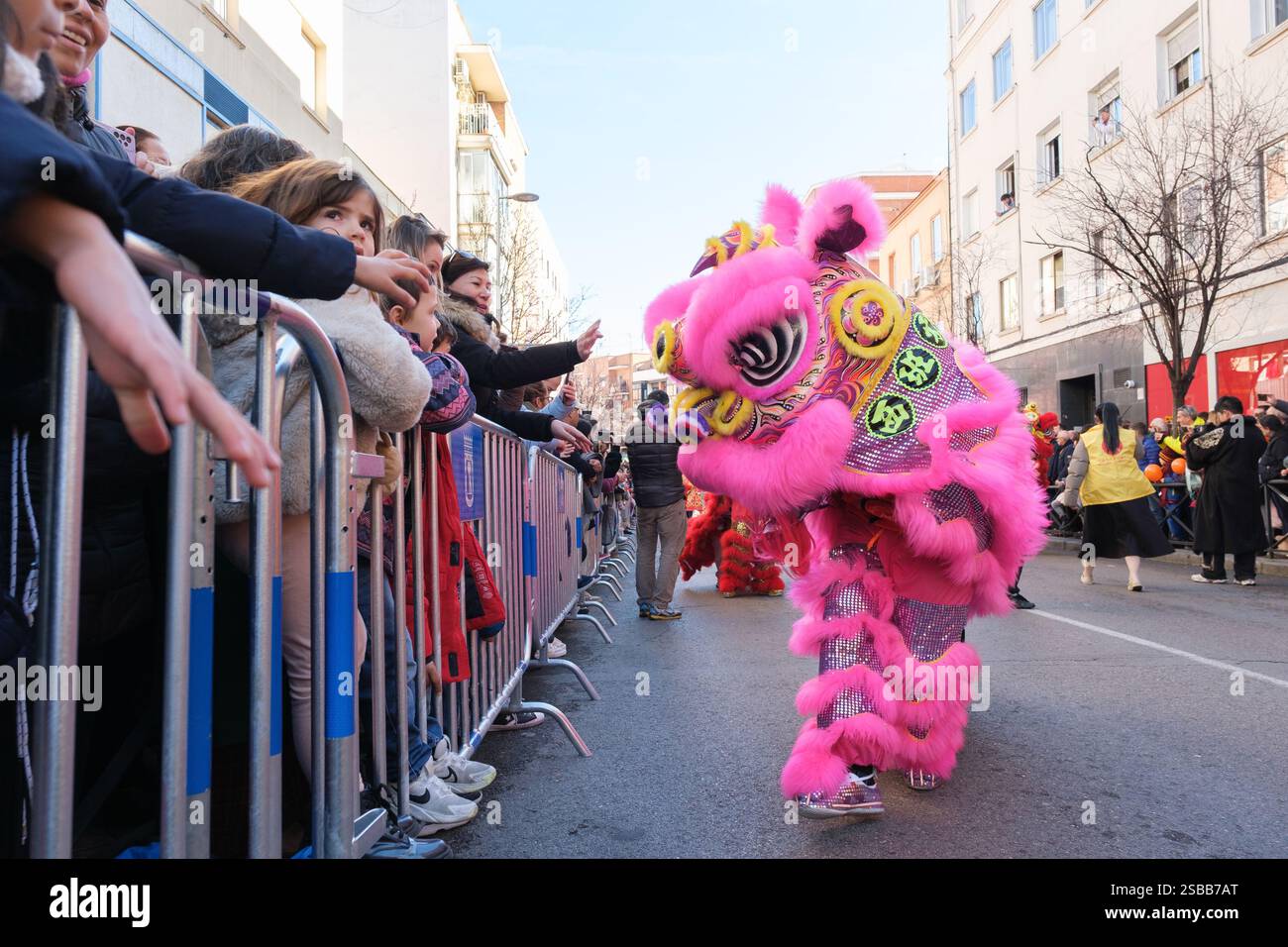 Plusieurs personnes pendant le nouvel an chinois de l'année du défilé Serpiente dans le quartier UserA, le 2 février 2025 à Madrid 2024 espagne Banque D'Images