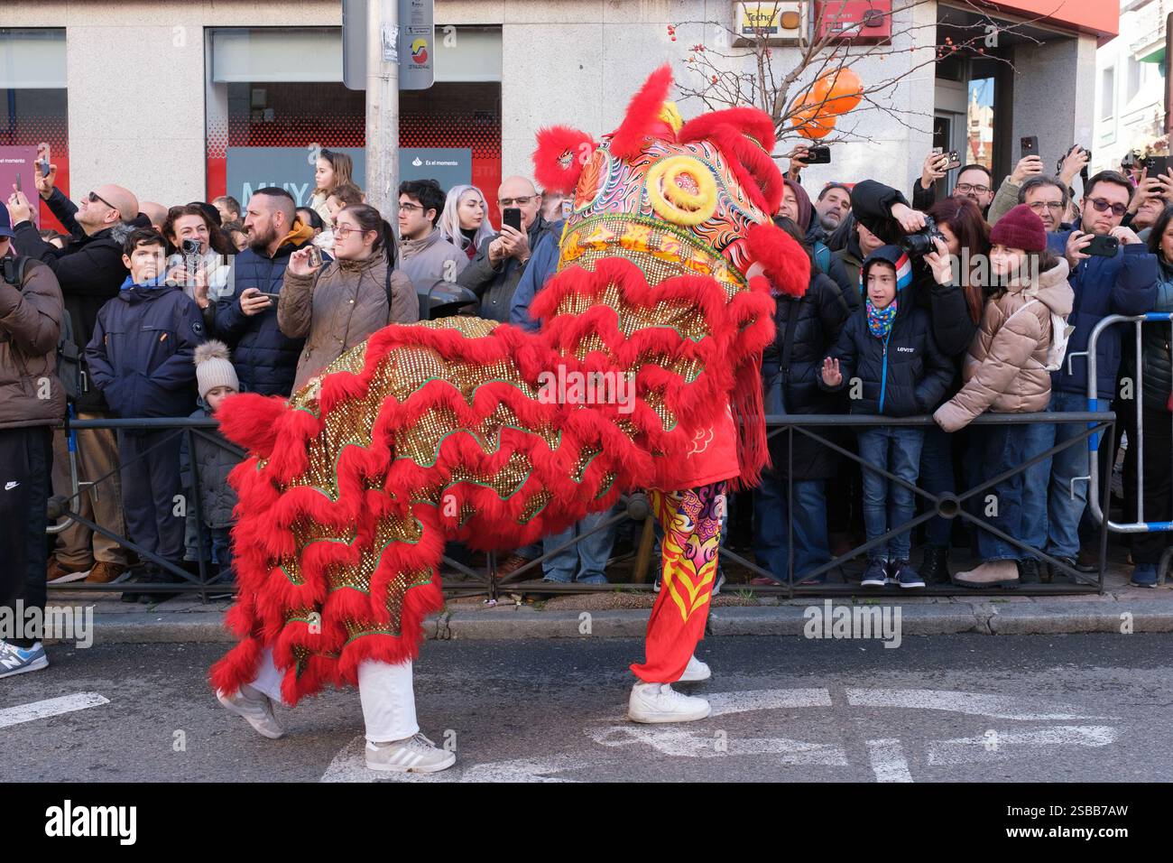 Plusieurs personnes pendant le nouvel an chinois de l'année du défilé Serpiente dans le quartier UserA, le 2 février 2025 à Madrid 2024 espagne Banque D'Images
