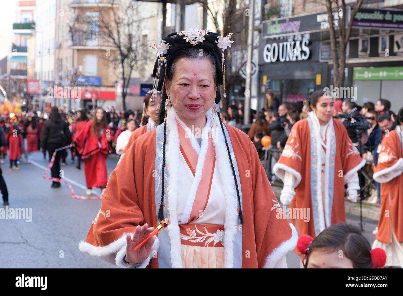 Plusieurs personnes pendant le nouvel an chinois de l'année du défilé Serpiente dans le quartier UserA, le 2 février 2025 à Madrid 2024 espagne Banque D'Images