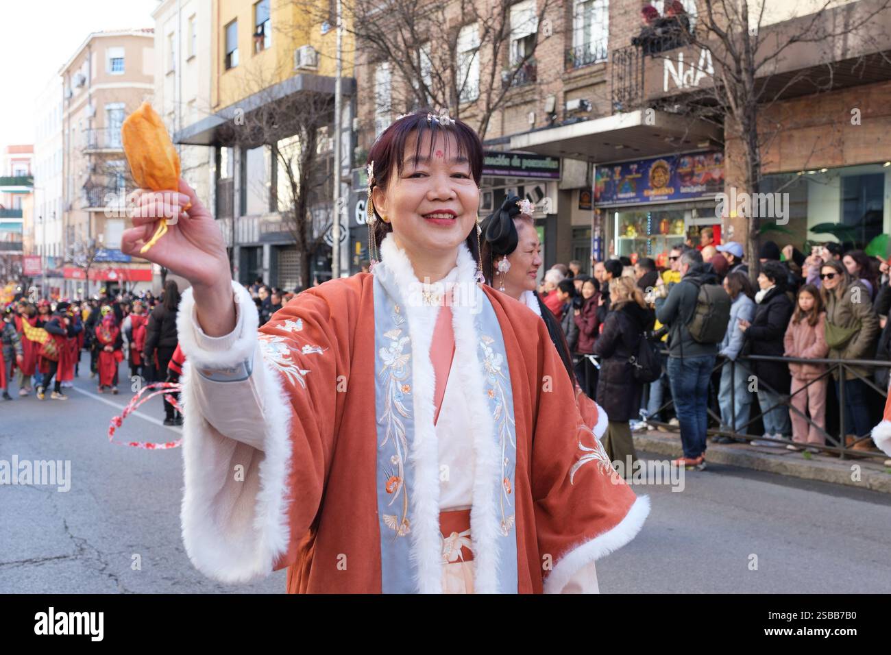 Plusieurs personnes pendant le nouvel an chinois de l'année du défilé Serpiente dans le quartier UserA, le 2 février 2025 à Madrid 2024 espagne Banque D'Images