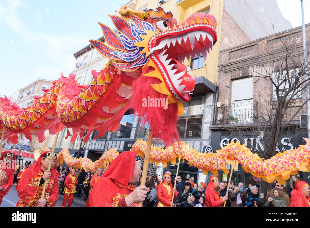 Plusieurs personnes pendant le nouvel an chinois de l'année du défilé Serpiente dans le quartier UserA, le 2 février 2025 à Madrid 2024 espagne Banque D'Images
