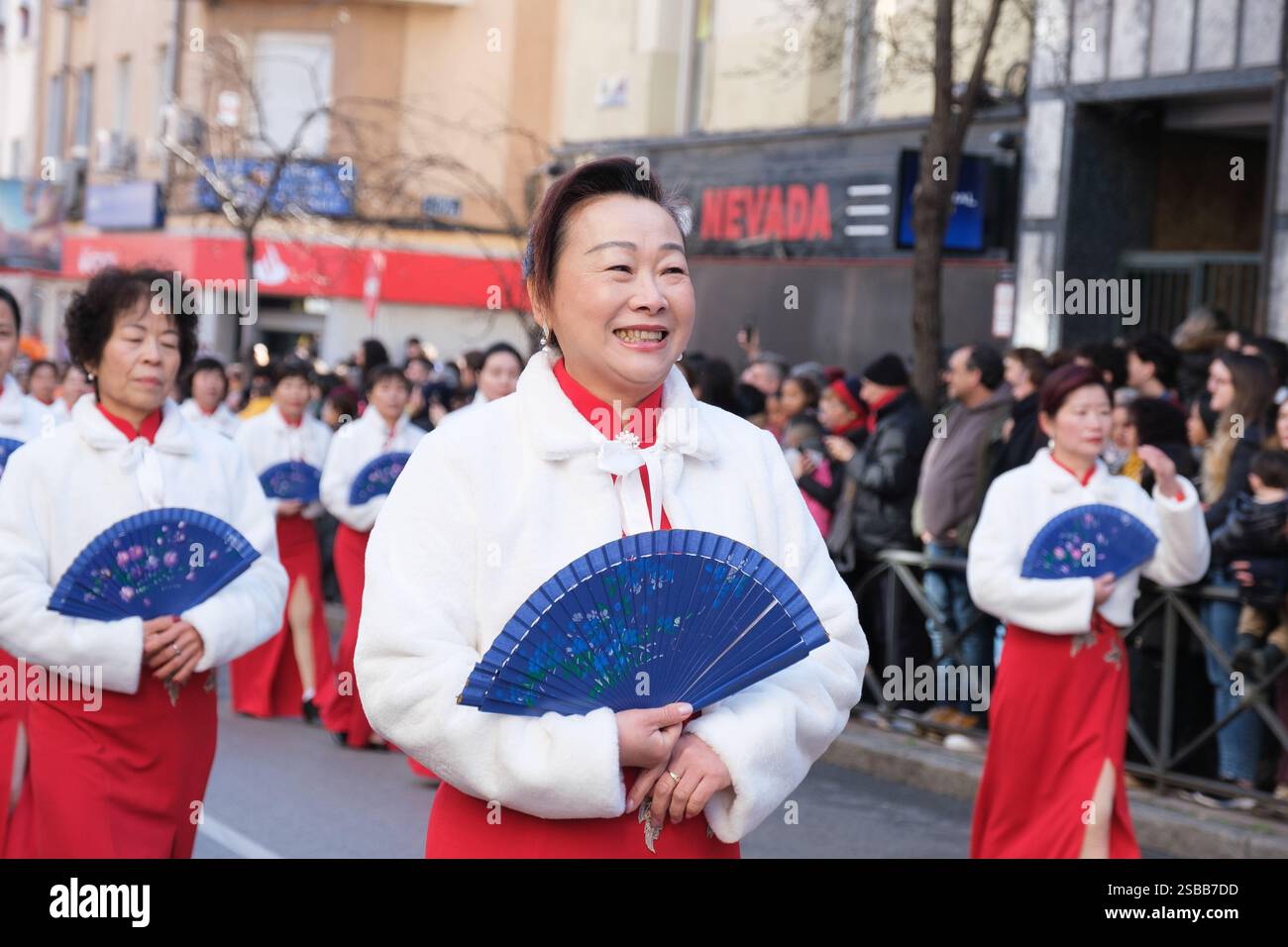 Plusieurs personnes pendant le nouvel an chinois de l'année du défilé Serpiente dans le quartier UserA, le 2 février 2025 à Madrid 2024 espagne Banque D'Images