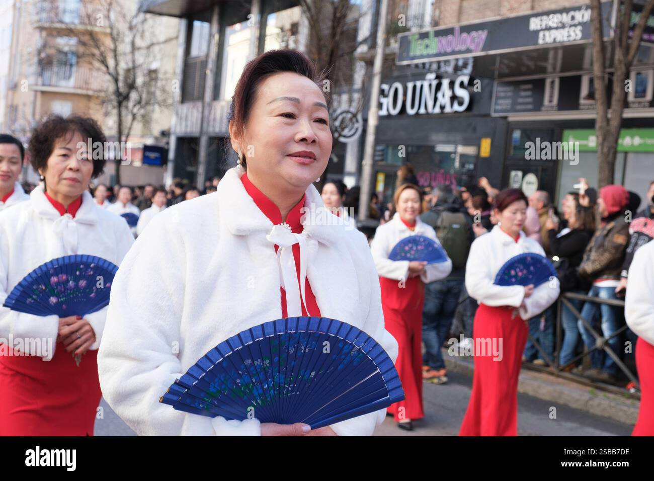 Plusieurs personnes pendant le nouvel an chinois de l'année du défilé Serpiente dans le quartier UserA, le 2 février 2025 à Madrid 2024 espagne Banque D'Images