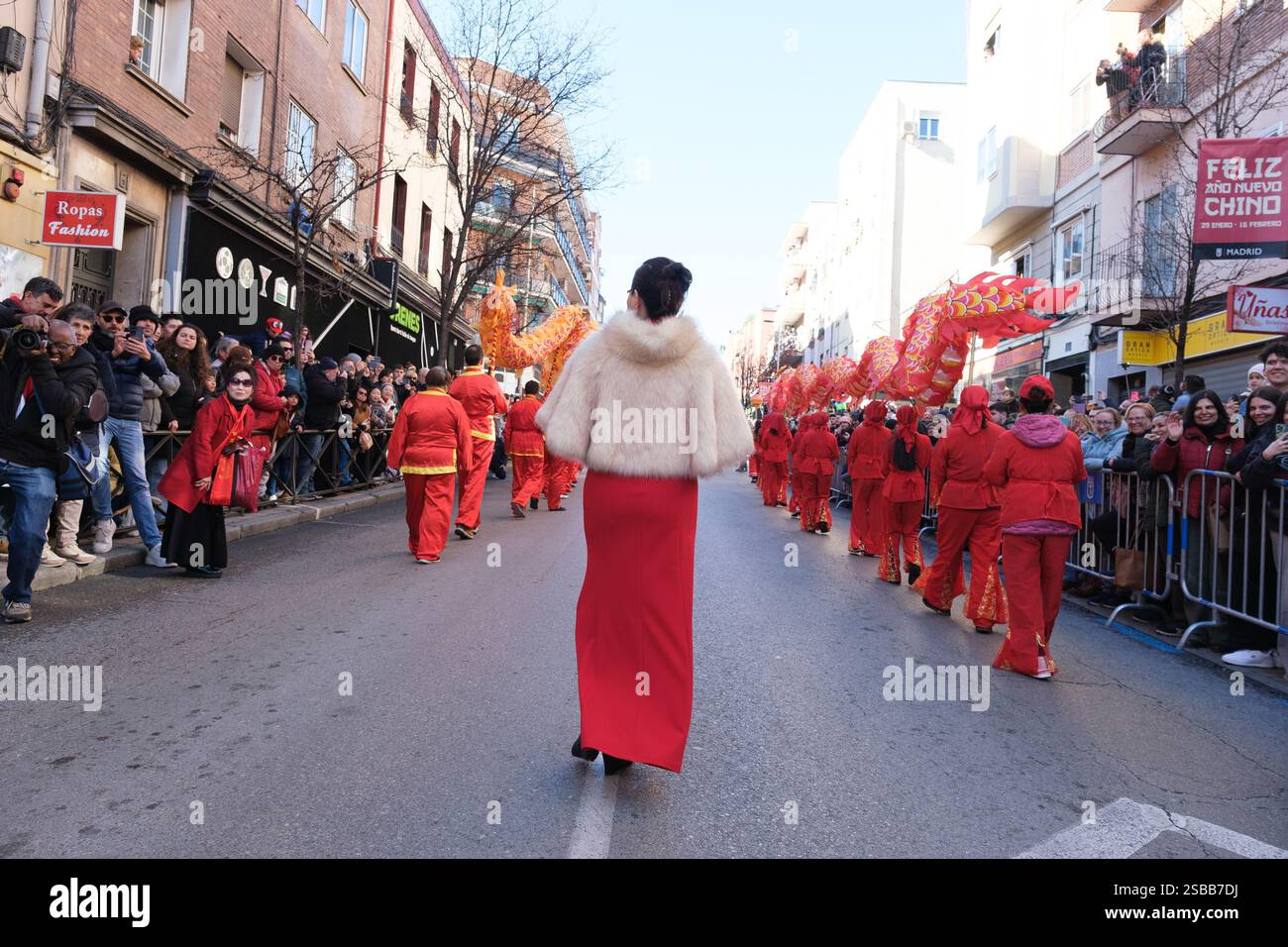 Plusieurs personnes pendant le nouvel an chinois de l'année du défilé Serpiente dans le quartier UserA, le 2 février 2025 à Madrid 2024 espagne Banque D'Images