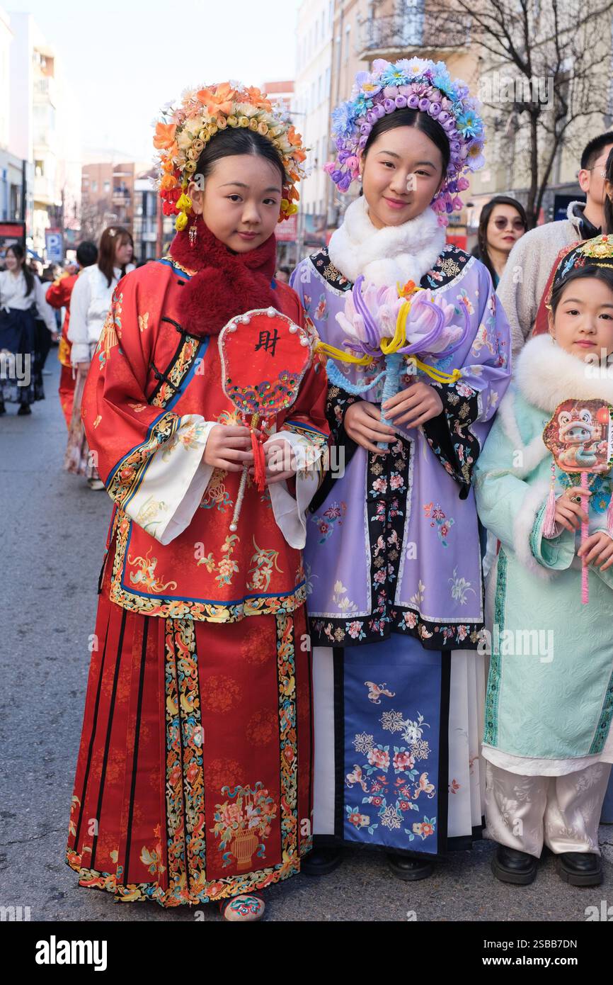Plusieurs personnes pendant le nouvel an chinois de l'année du défilé Serpiente dans le quartier UserA, le 2 février 2025 à Madrid 2024 espagne Banque D'Images