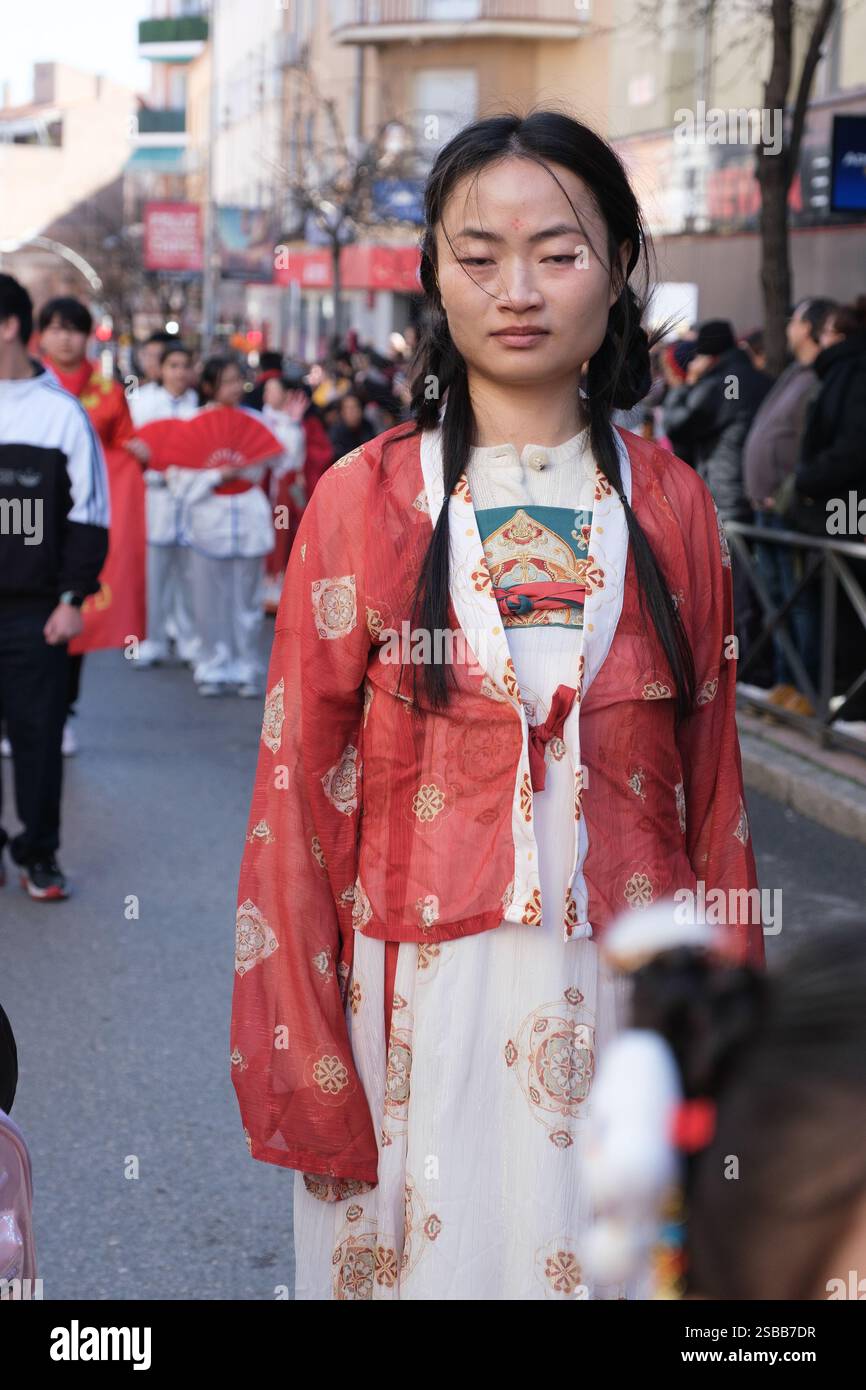 Plusieurs personnes pendant le nouvel an chinois de l'année du défilé Serpiente dans le quartier UserA, le 2 février 2025 à Madrid 2024 espagne Banque D'Images
