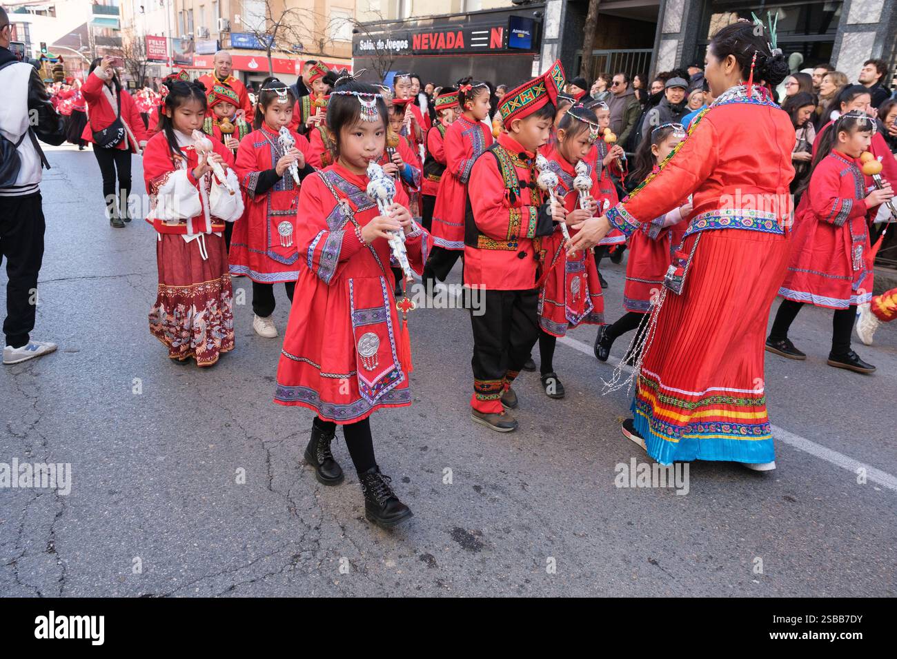 Plusieurs personnes pendant le nouvel an chinois de l'année du défilé Serpiente dans le quartier UserA, le 2 février 2025 à Madrid 2024 espagne Banque D'Images