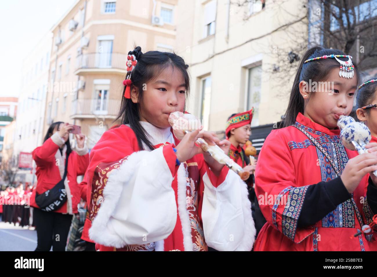 Plusieurs personnes pendant le nouvel an chinois de l'année du défilé Serpiente dans le quartier UserA, le 2 février 2025 à Madrid 2024 espagne Banque D'Images
