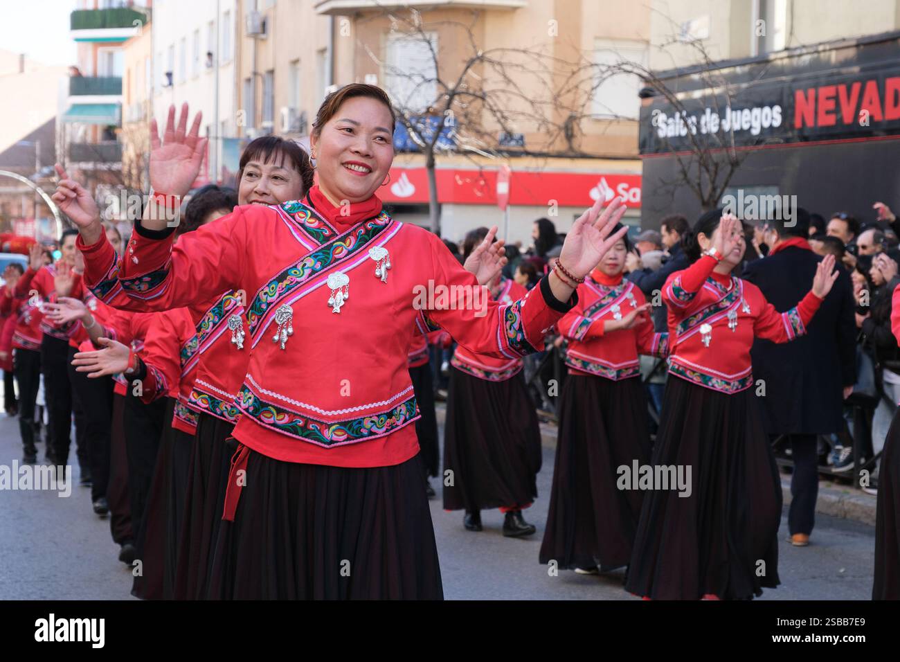 Plusieurs personnes pendant le nouvel an chinois de l'année du défilé Serpiente dans le quartier UserA, le 2 février 2025 à Madrid 2024 espagne Banque D'Images