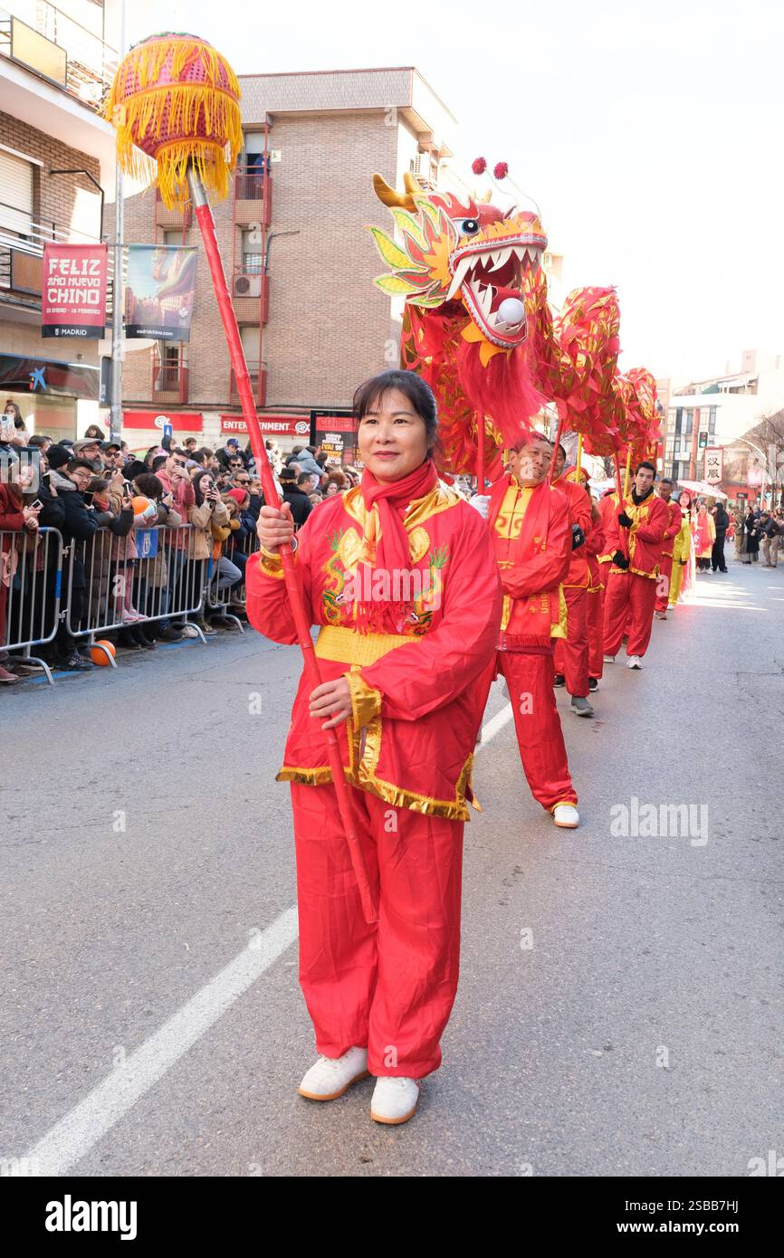 Plusieurs personnes pendant le nouvel an chinois de l'année du défilé Serpiente dans le quartier UserA, le 2 février 2025 à Madrid 2024 espagne Banque D'Images