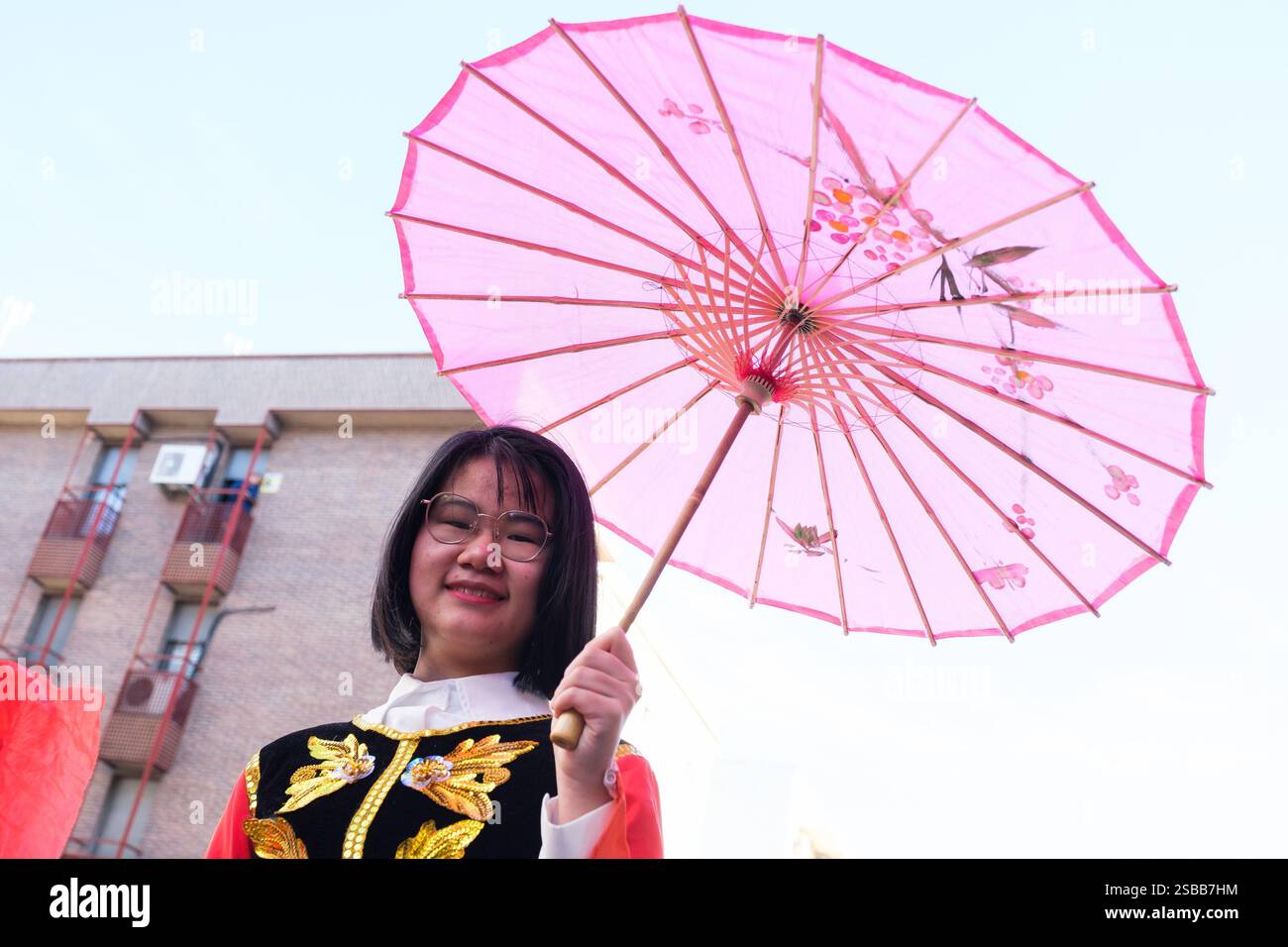 Plusieurs personnes pendant le nouvel an chinois de l'année du défilé Serpiente dans le quartier UserA, le 2 février 2025 à Madrid 2024 espagne Banque D'Images