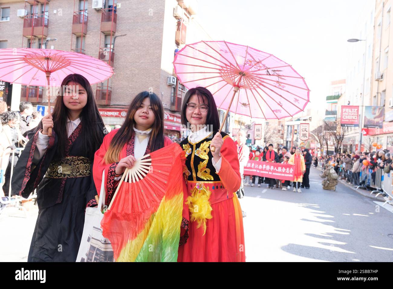 Plusieurs personnes pendant le nouvel an chinois de l'année du défilé Serpiente dans le quartier UserA, le 2 février 2025 à Madrid 2024 espagne Banque D'Images